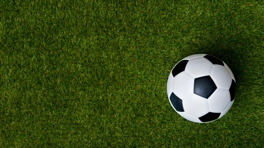 Una pelota de fútbol en el medio de un campo de césped