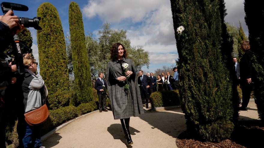 The president brings the wreath to the tree
