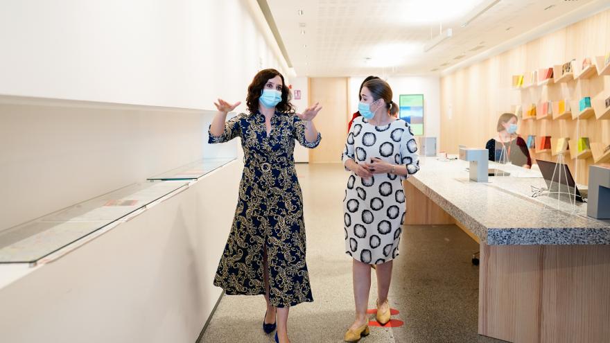 Díaz Ayuso y Marta Rivera en la Oficina de Turismo