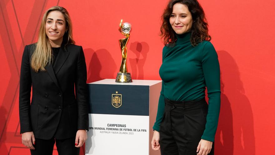 La presidenta junto a Olga Carmona y el trofeo