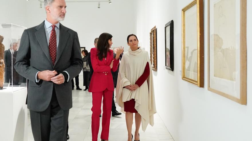 The president tours the exhibition with their majesties