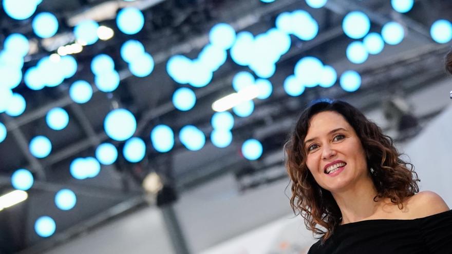 La presidenta durante el acto de Fitur vestida de negro y sonriendo