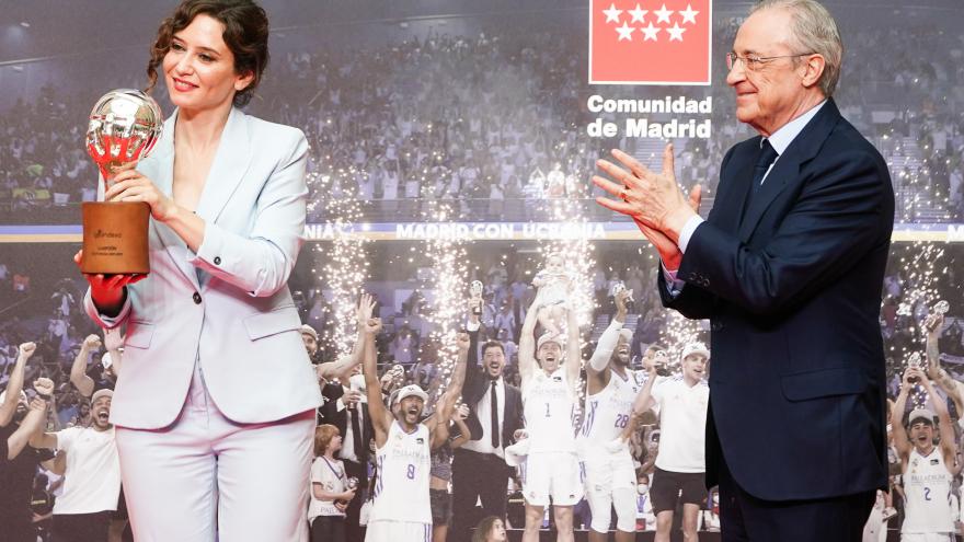 La presidenta con la copa del Real Madrid de Basket, ganador de la Liga Endesa ACB 