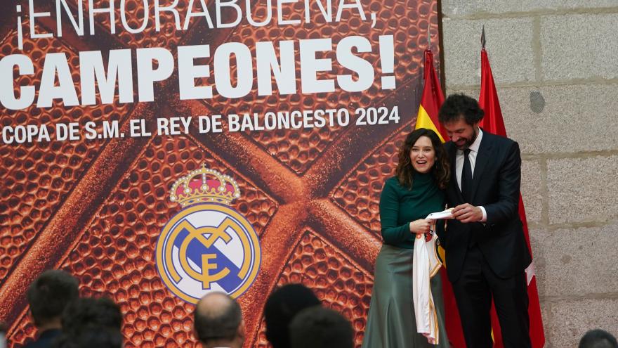 La presidenta sonríe con un jugador