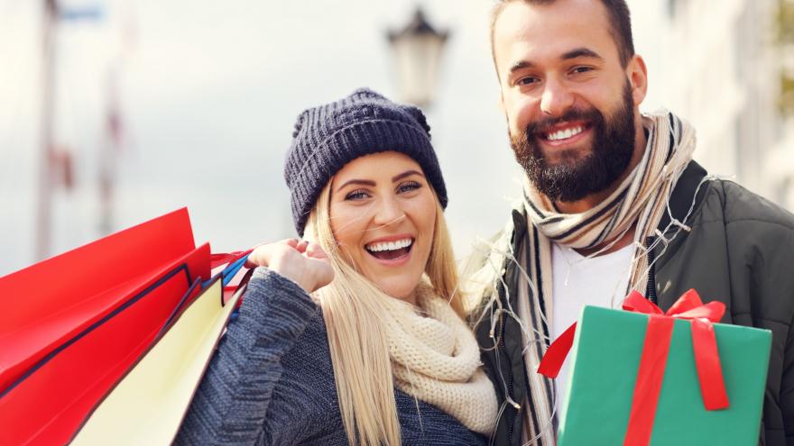 De compras en navidad 2 personas comprando