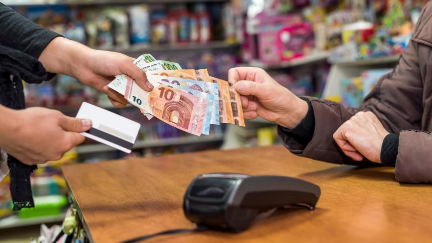 imagen de cobro con tarjeta en comercio