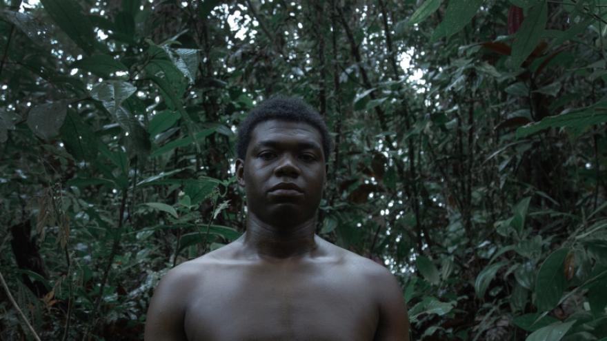 fotograma que muestra un hombre en la selva