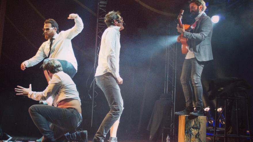 Fotografía de la compañía en escena bailando 