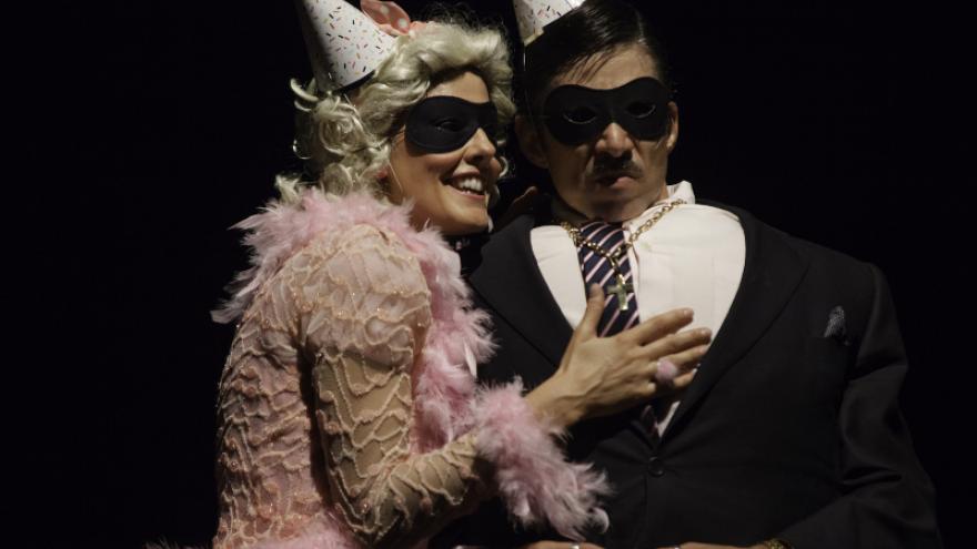 imagen de una mujer y un hombre con máscaras y sombreros 