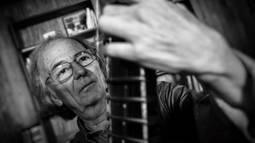 fotografía de Gualberto García tocando el sitar