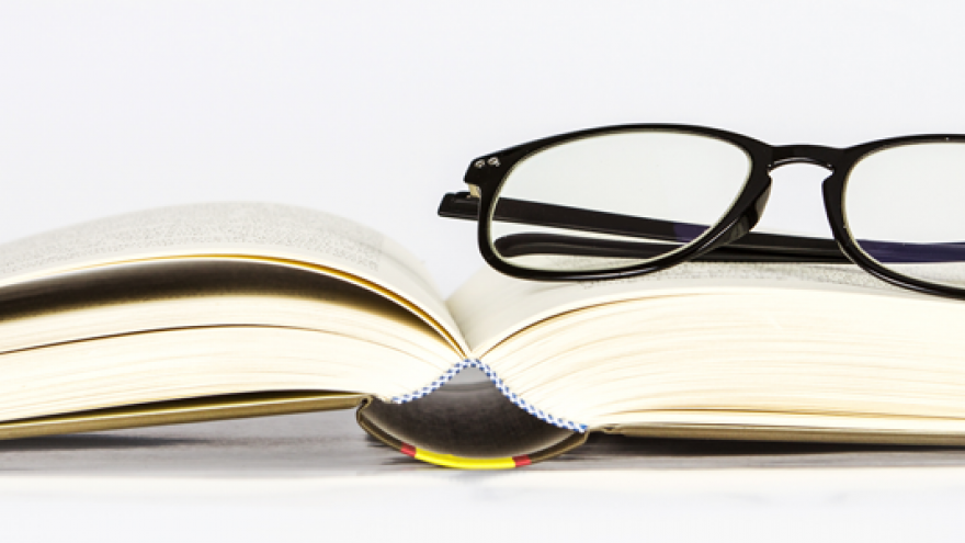 Libro con gafas