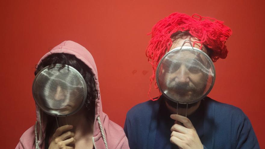 fotografía de una mujer y un hombre con un colador en la cara 