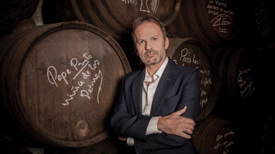 Fotografía de David Pino en una bodega de vinos con barricas realizada por José Carlos NIEVA