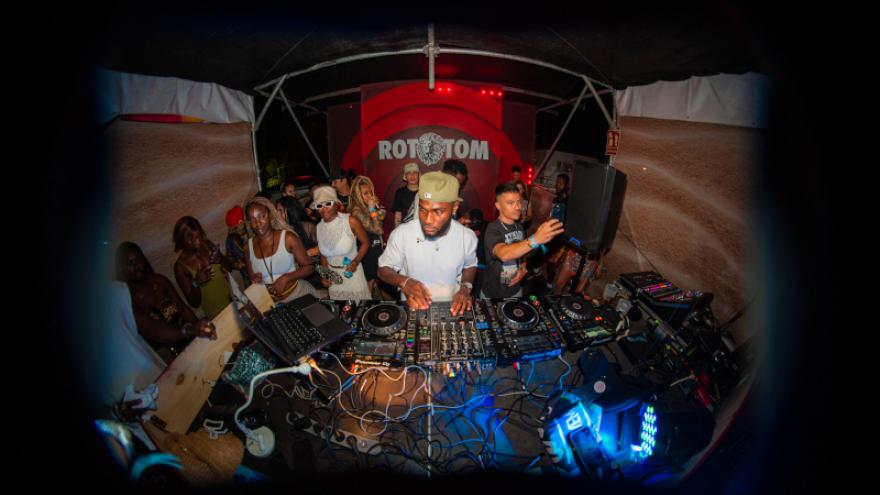 FOTODE DJ WALTER PINCHANDO ALEDEOR DE LA MEDA DE SONIDO HAY GENTE BAILANDO
