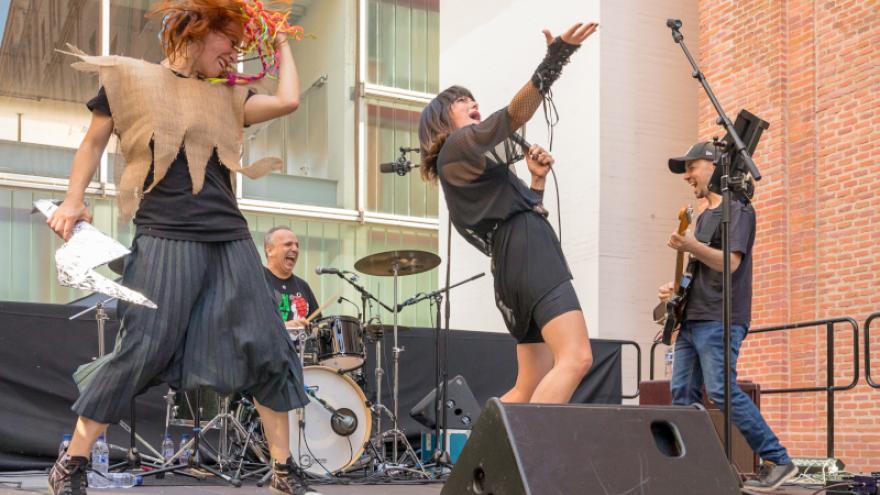 imagen de un grupo musical tocando y  una bailarina bailando 