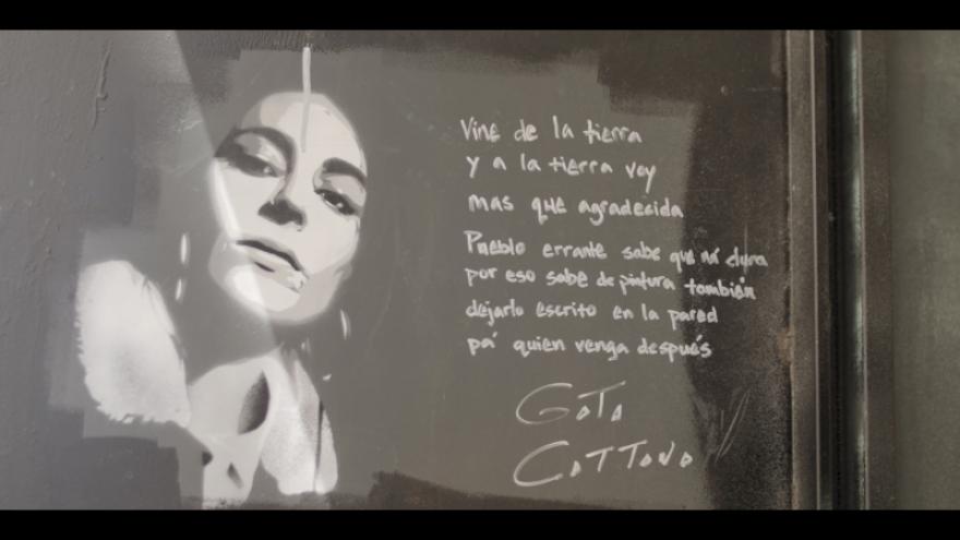 FOTOGRAFÍA DE UN MURAL CON UN RETRATO DE GATA CATTANA Y UNA FRASE DE LA MISMA 