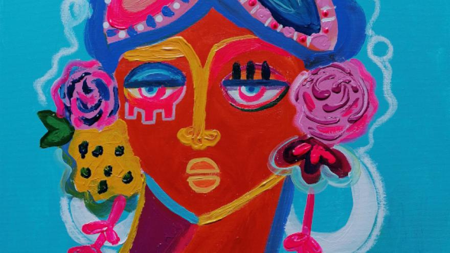 imagen de un cuadro de fondo azul y pintado el rostro de una mujer muy colorido 