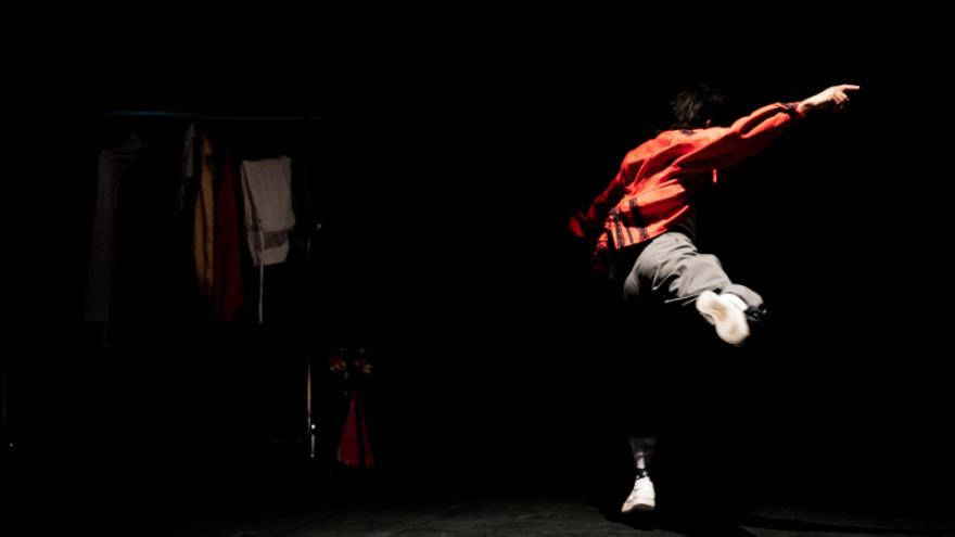imagen de un bailarín en escena haciendo una pirueta