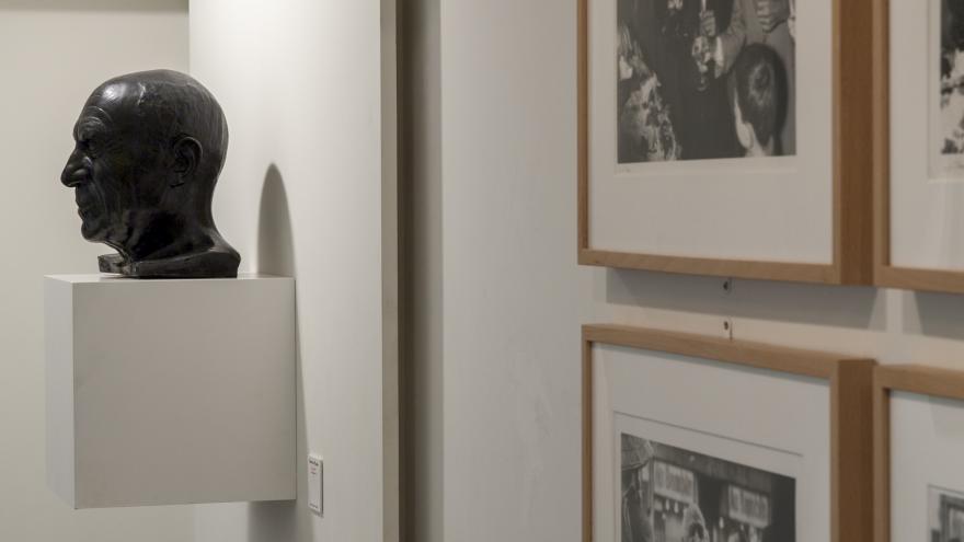 4 Fotografías en blanco y negro y un busto de Pablo Picasso