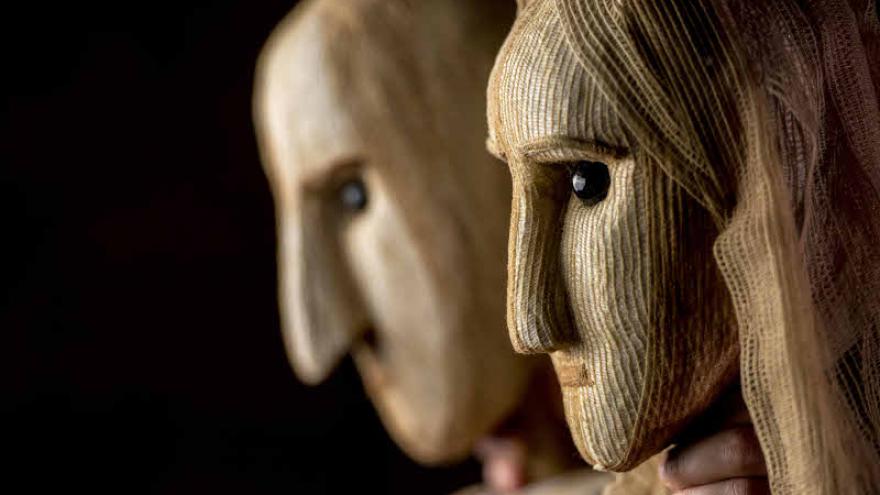 fotografía de dos máscaras 
