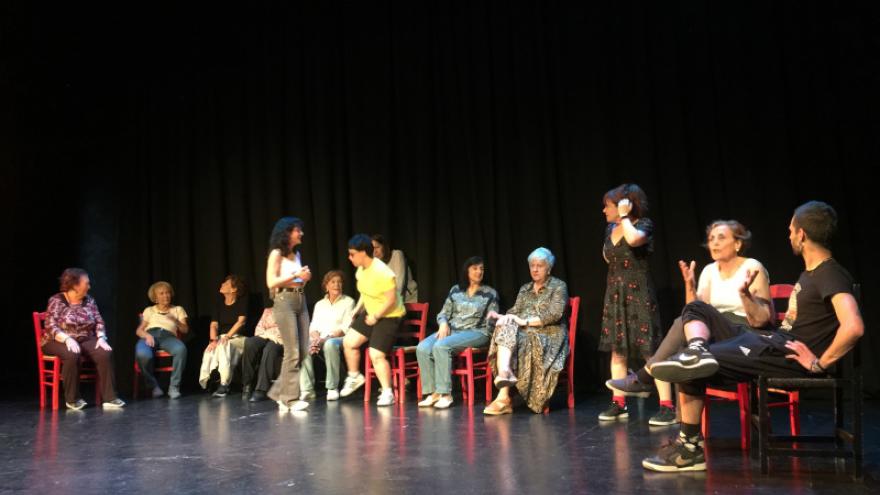 Fotografía de todos los participantes en el proyecto en un teatro