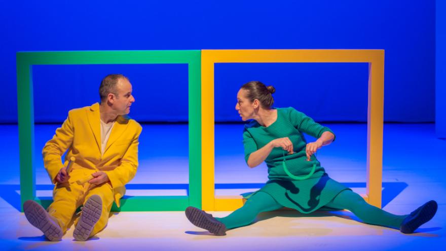 fotografía de un hombre vestido de amarillo y una mujer vestida de verde