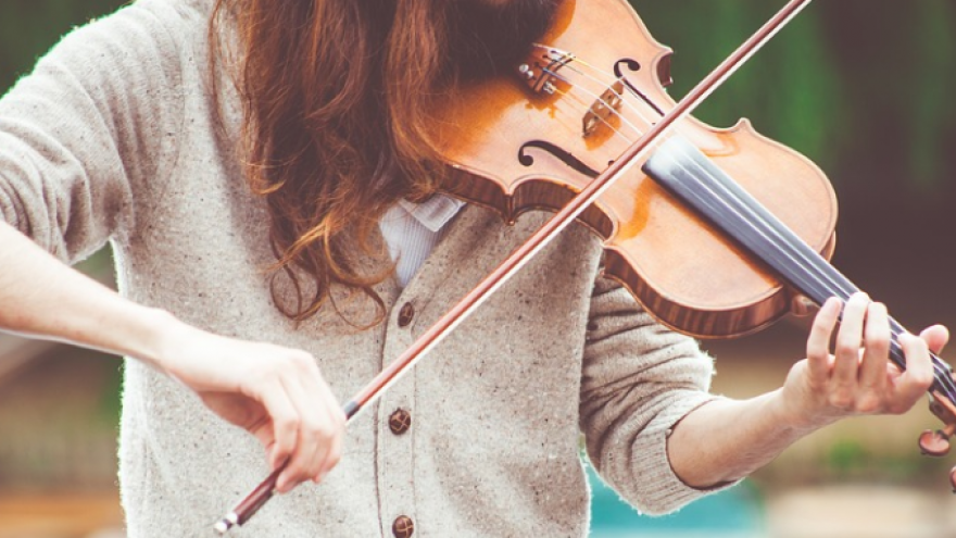 Mujer tocando el violín