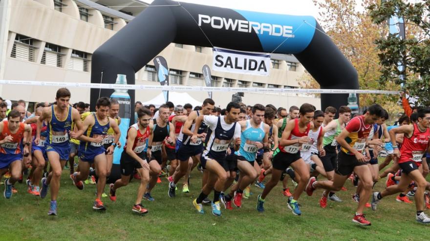 Corredores participando en una carrera de cross