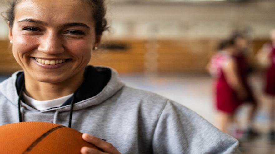 Deportista sosteniendo una pelota de valoncesto