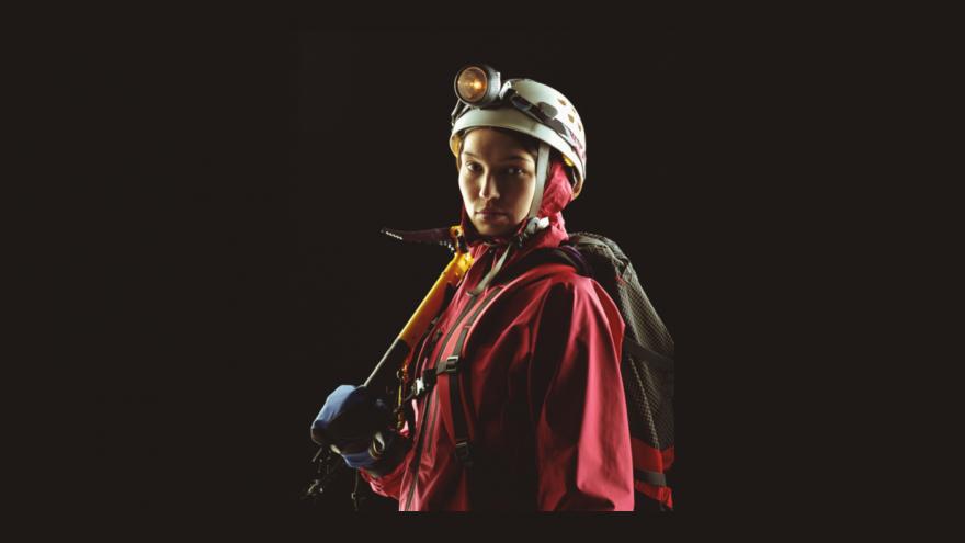 Mujer equipada para espeleología