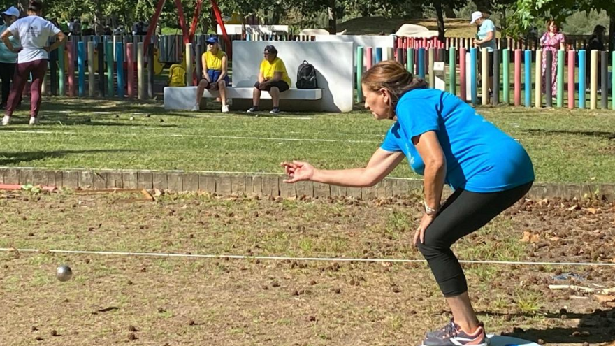Persona mayor jugando a la petanca
