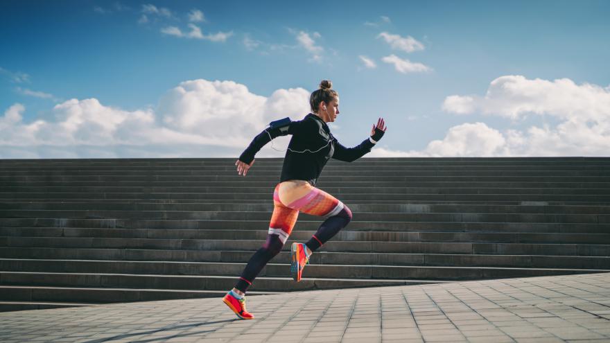 Mujer corriendo sobre un fondo de escaleras