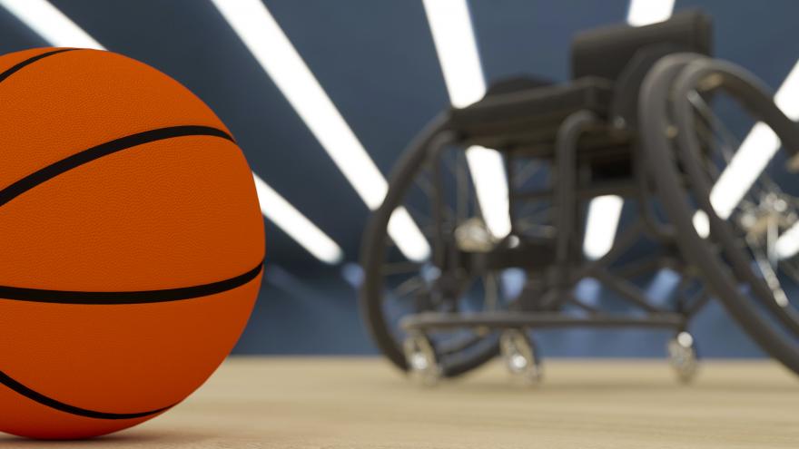 Pelota de baloncesto y silla de ruedas al fondo