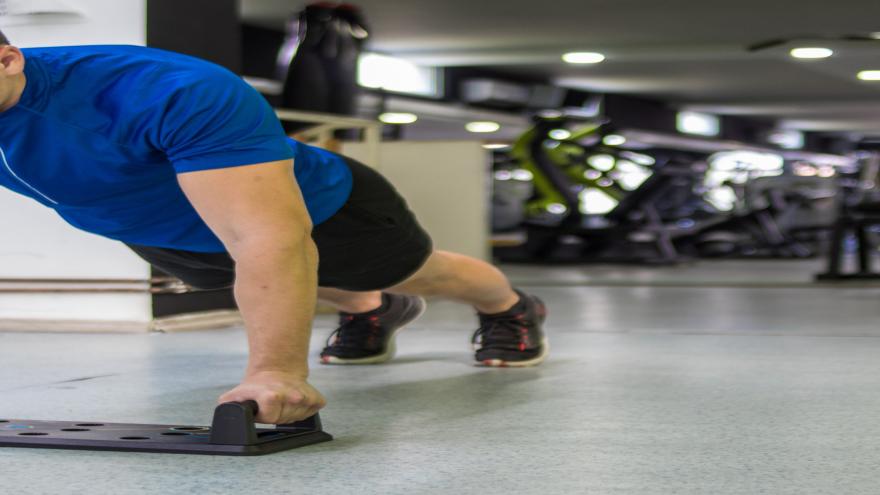Hombre realizando una plancha en el gimnasio