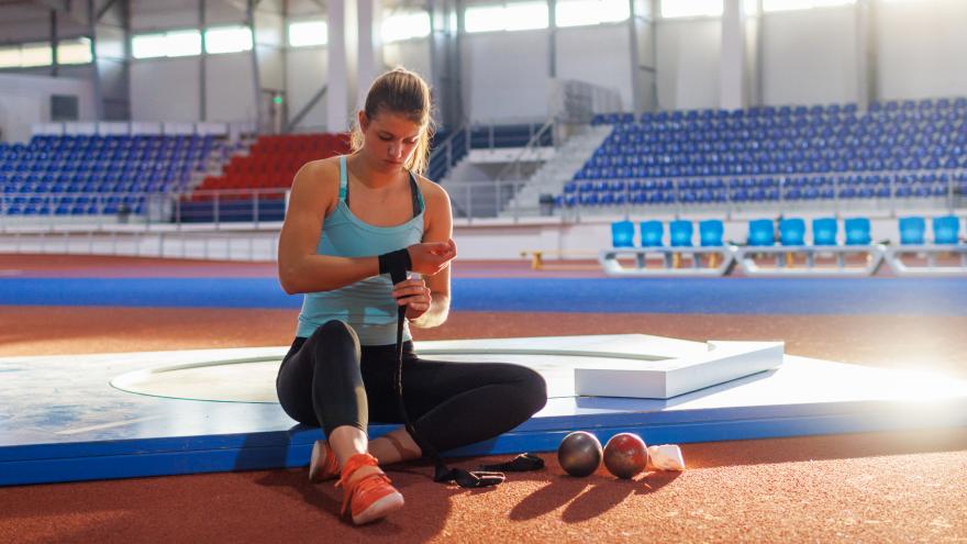 Atleta se envuelve vendas en la muñeca