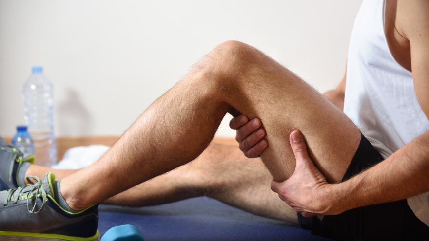 Detalle de hombre haciendo deporte con dolor en la pierna