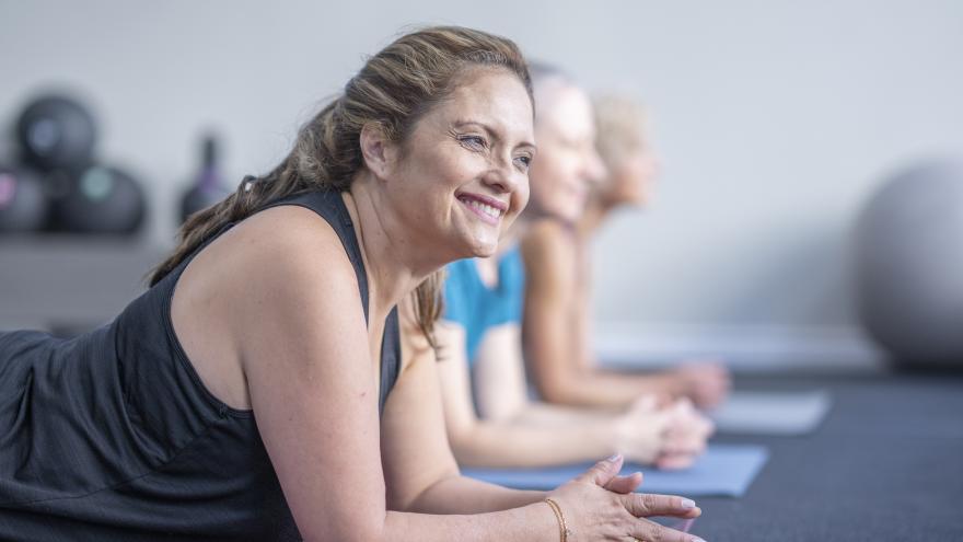 Mujeres en una clase de yoga