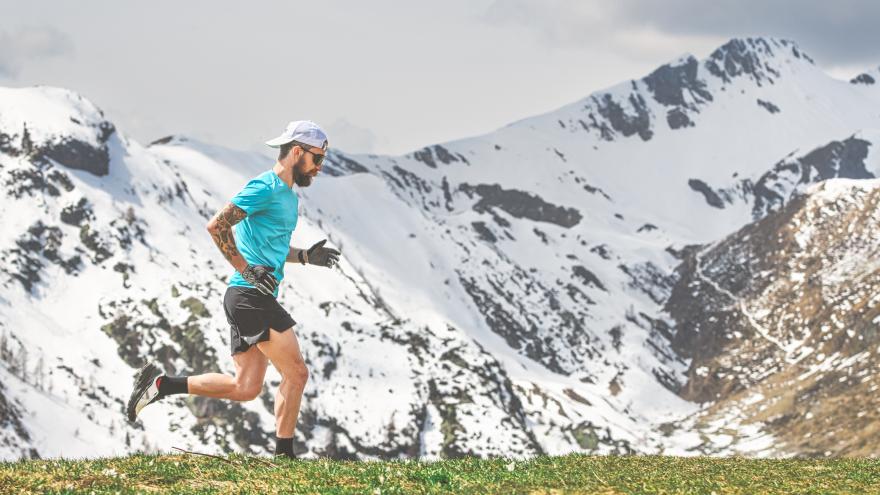 Deportista corriendo en la montaña