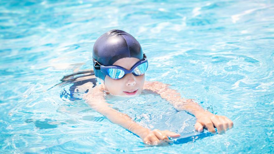 Niño activo practicando deportes acuáticos
