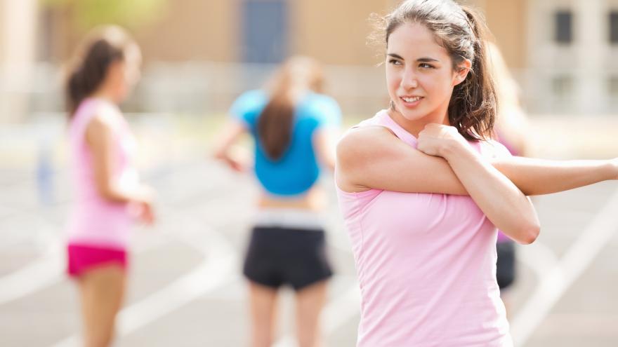 Atleta realizando estiramientos
