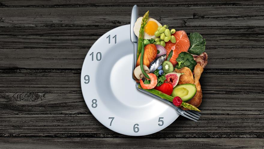 Plato con alimentos simulando un reloj
