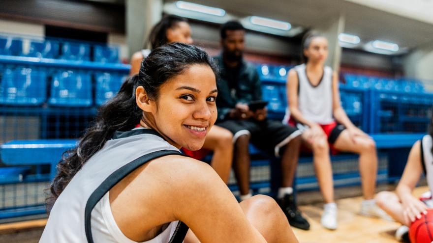 Retrato de un jugador de baloncesto en una cancha deportiva