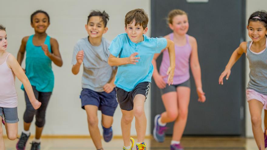 Niños corriendo