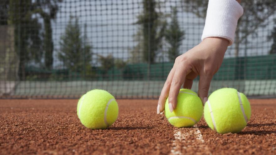 Pelotas de tenis en pista