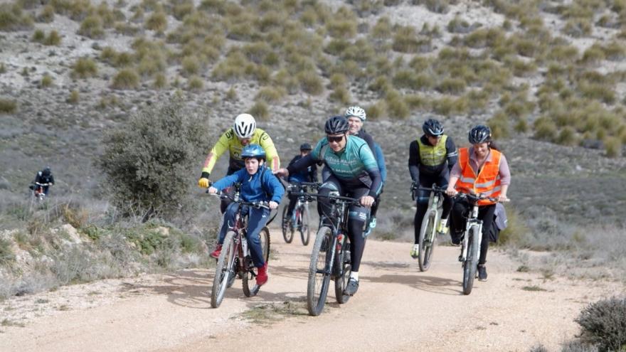 Grupo de ciclistas de montaña