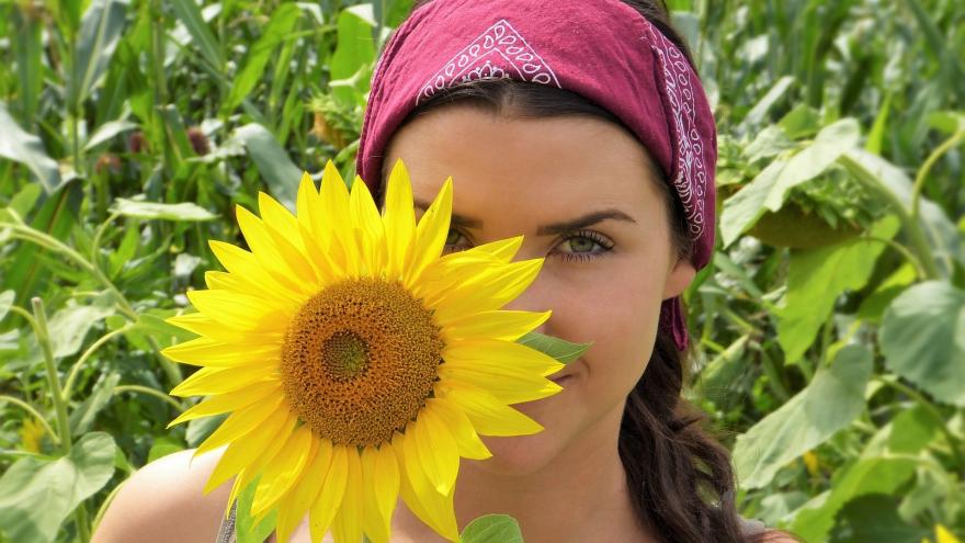 CHICA CON GIRASOL