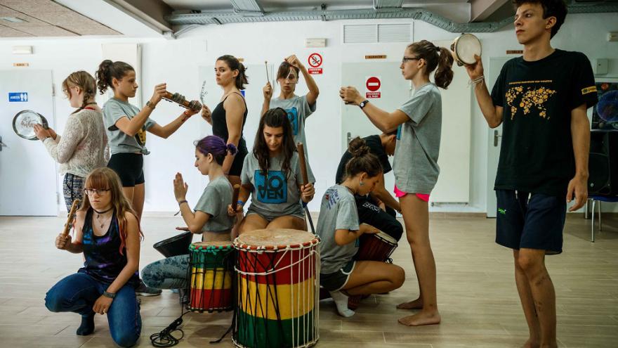 Grupo de jóvenes con instrumentos