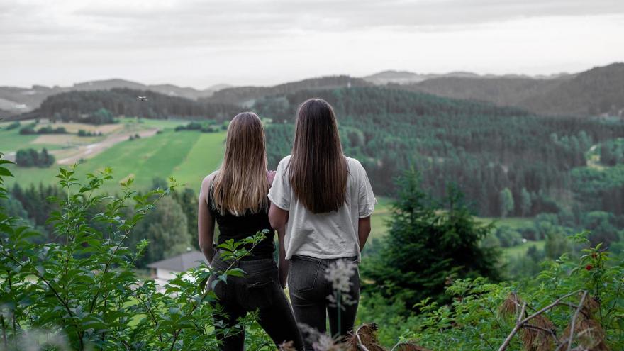 Dos chicas mirando el valle