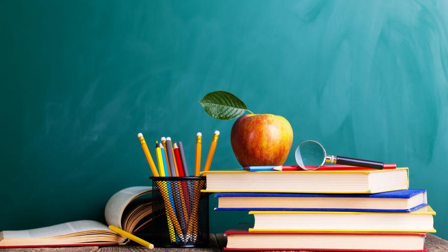 Libros, lapiceros y una manzana