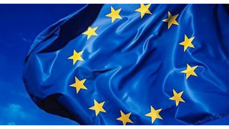 Bandera de la UE flameando